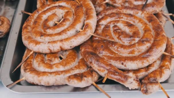 ( 영어 ) Ready-to-Eat Grilled Meat in a Street Food Shop Window. 파티 를 위한 만 성식 — 비디오