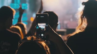 Akıllı Telefonlu Kadın El, Konserde Sosyal Ağ 'da canlı yayın yapıyor. Yavaş Hareket