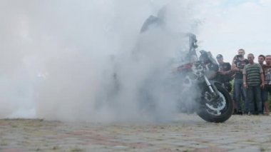 Dublör Moto Show. Spor Bisikletlerinde Sürücüler Ağır Çekimde Çılgın Numaralar Gösteriyor 240 fps