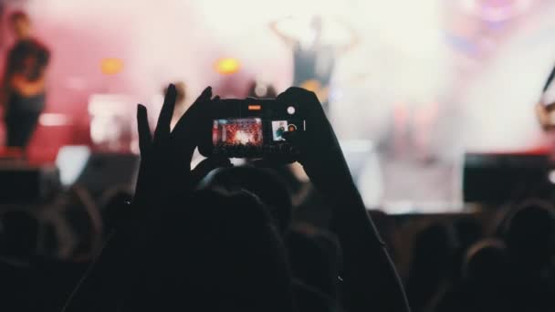 Жінка руки силует запис відео концерту живої музики зі смартфоном — стокове відео