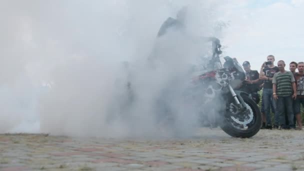 Stunt Moto Show. Jinetes en bicicletas deportivas muestra trucos locos en cámara lenta 240fps — Vídeos de Stock