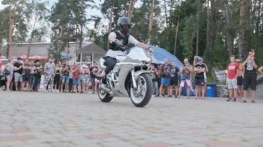 Dublör Moto Show. Spor Bisikletlerinde Sürücüler Ağır Çekimde Çılgın Numaralar Gösteriyor 240 fps
