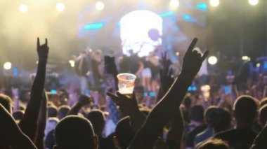 Live Rock Konseri 'ndeki hayranlar ellerini kaldırıp dans etsin. Slow Motion 240 fps