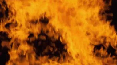 Alev Spurts. Ateş Alevleri 'nin arka planı. Büyük Şenlik Ateşi. Slow Motion 240 fps