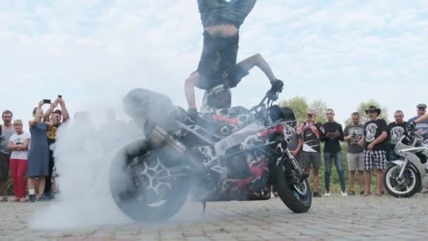 Stunt Moto Show. Jinetes en bicicletas deportivas muestra trucos locos en cámara lenta 240fps — Vídeo de stock