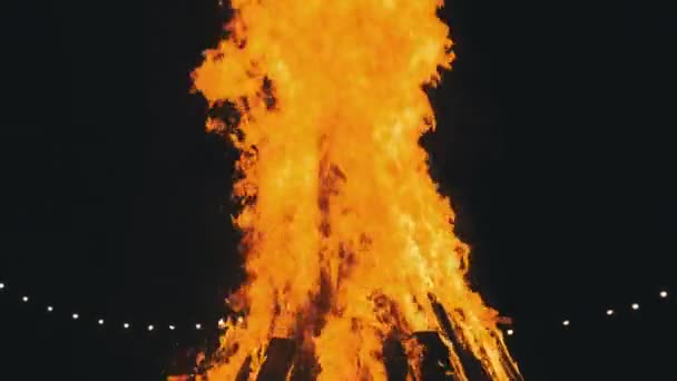 Großes Lagerfeuer brennt in der Nacht. Zeitlupe. Der Hintergrund des Großbrandes. — Stockvideo