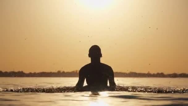 日落时欢乐的年轻女子泼洒河水的轮廓 — 图库视频影像