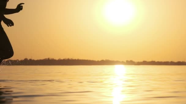 Γυναίκα τρέχει στο Shallow Water στο Golden Sunset κατά μήκος της παραλίας. Αργή κίνηση 240 fps — Αρχείο Βίντεο