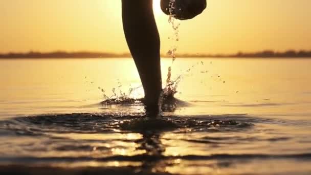 Woman Runs into Shallow Water at Golden Sunset on the Beach (em inglês). Movimento lento 240 fps — Vídeo de Stock