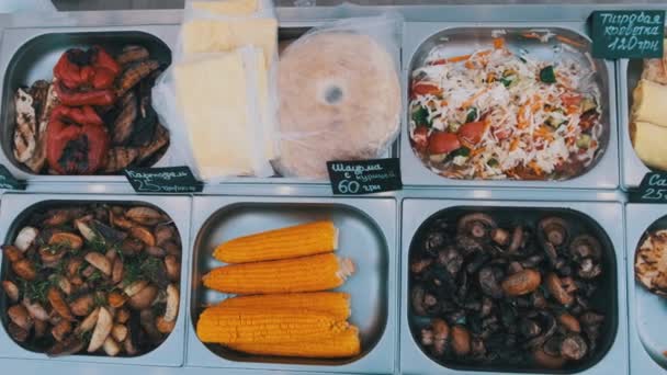 Vários alimentos de rua são vendidos em vitrine no Festival. Mercado de rua na Parte — Vídeo de Stock