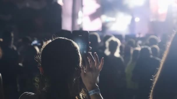 Kobieta Ręce Sylwetka Nagrywanie wideo koncertu muzyki na żywo ze smartfonem — Wideo stockowe