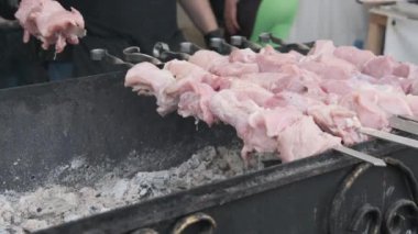 Çiğ Et Şişte, Sokak Yemekleri Festivali 'nde Izgarada Pişiyor. Yavaş Hareket