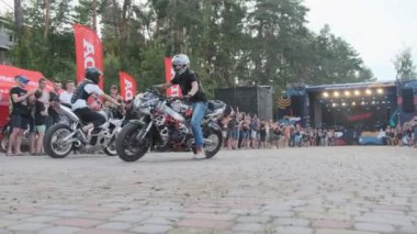 Dublör Moto Show. Spor Bisikletli Sürücüler Motosikletli Çılgın Numaralar Gösteriyor