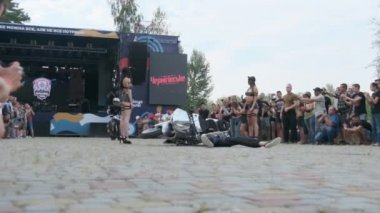 Dublör Moto Show. Spor Bisikletlerinde Sürücüler Ağır Çekimde Çılgın Numaralar Gösteriyor 240 fps