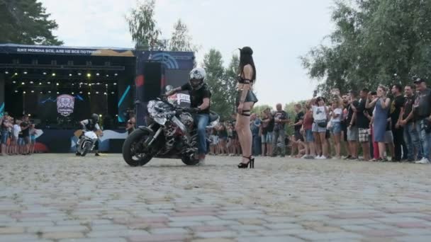 Stunt Moto Show. Fahrer auf Sportfahrrädern zeigt verrückte Tricks in Zeitlupe — Stockvideo