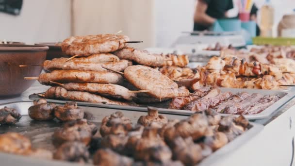 Viande grillée prête-à-manger dans une vitrine d'épicerie de rue. Nourriture prête à l'emploi à la fête — Video