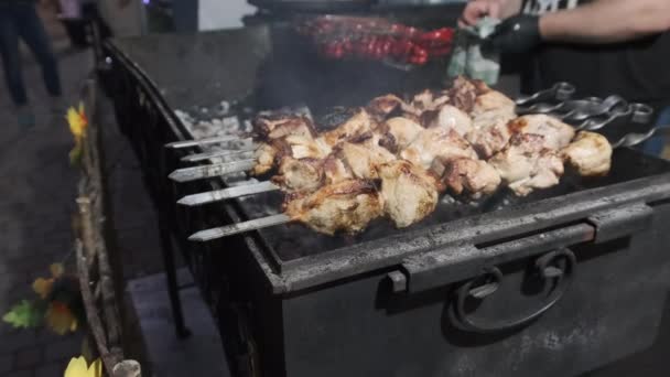 Shish Kebab on Skewers se cocina en la barbacoa en un festival de comida callejera — Vídeos de Stock