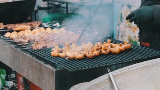 Shish Kebab en paddestoelen op spiesen Gekookt op Barbecue op Street Food Festival — Stockvideo