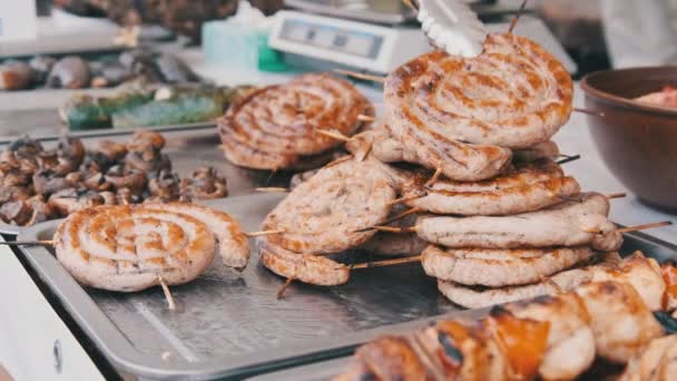 Färdiga att äta grillat kött i en gatubutik fönster. Färdiga livsmedel på festen — Stockvideo