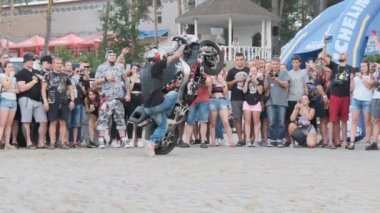 Dublör Moto Show. Spor Bisikletlerinde Sürücüler Ağır Çekimde Çılgın Numaralar Gösteriyor 240 fps