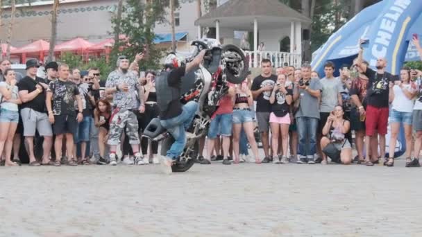 Stunt Moto Show. Jinetes en bicicletas deportivas muestra trucos locos en cámara lenta 240fps — Vídeo de stock