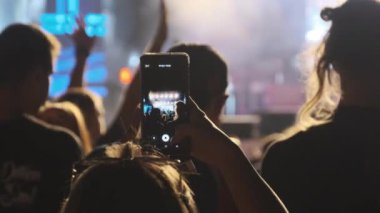 Akıllı Telefonlu Kadın Eli Canlı Rock Konseri 'nde Video Çekiyor. Yavaş Hareket