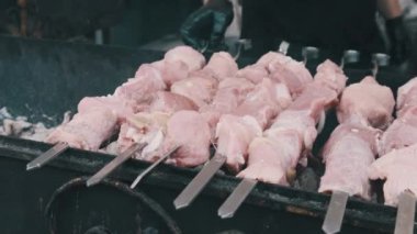 Çiğ Et Şişte, Sokak Yemekleri Festivali 'nde Izgarada Pişiyor. Yavaş Hareket