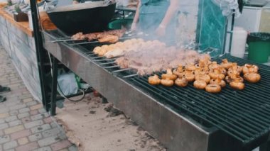 Şiş kebap ve mantar şiş kebap Sokak Gıda Festivali 'nde ızgarada pişirildi