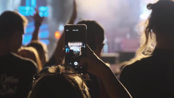 Γυναικείο Χέρι με Smartphone Making Video στο Live Rock Concert. Αργή κίνηση — Αρχείο Βίντεο