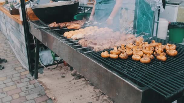 Shish Kebab y champiñones en Skewers cocinados en la barbacoa en Street Food Festival — Vídeos de Stock