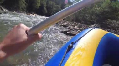 Pürüzlü Dağ Nehrindeki İlk Kişi 'de rafting. Bakış açısı. Beyaz Su Raftingleri