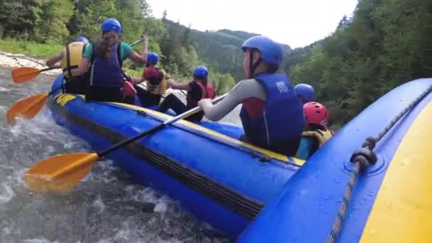 Rafting na Rough Mountain River. Adventure Team w gumowej łodzi idzie w dół strumienia — Wideo stockowe