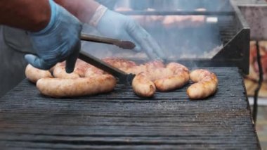 Street Food Market 'teki Grill' de sosisler hazır. Sokak Mutfağı