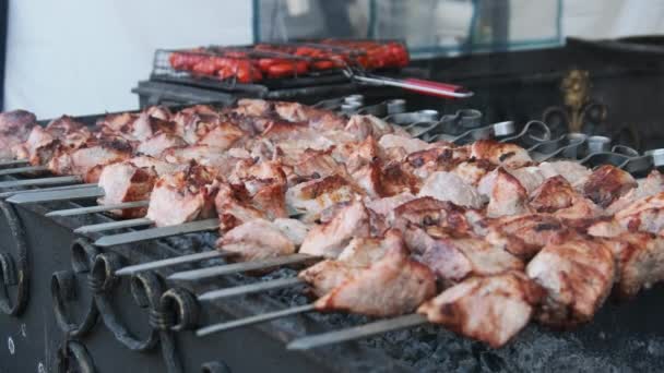 Shish Kebab en Skewers se cocina en la parrilla en el mercado de comida de la calle. Cocina de calle — Vídeos de Stock