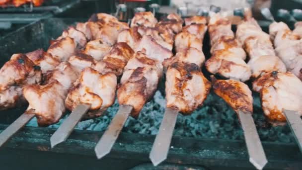 Shish Kebab en Skewers se cocina en la parrilla en el mercado de comida de la calle. Cocina de calle — Vídeos de Stock