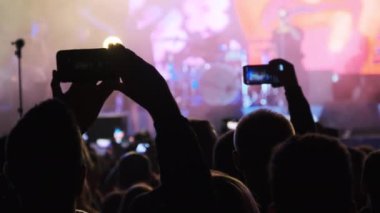 Smartphone ile Kalabalık Konserde Sosyal Ağ 'da Canlı Yayın Yapıyor
