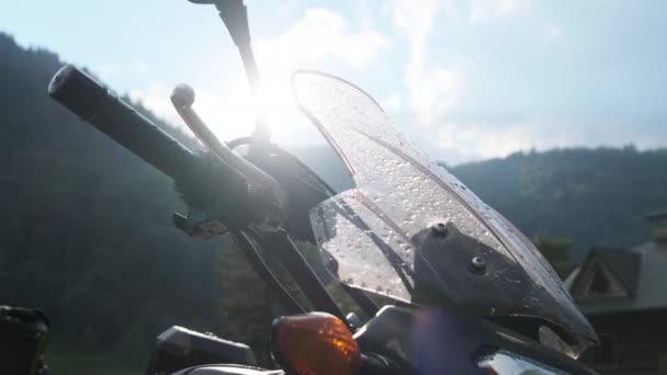 Moto Travel. Motocicleta sobre el fondo del sol de la mañana en las montañas. — Vídeos de Stock