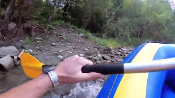 Rafting in prima persona su un fiume di montagna grezzo. Punto di vista. Rafting sull'acqua bianca — Video Stock