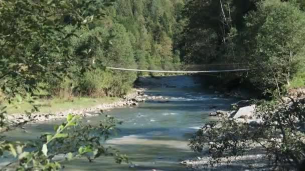 Mountain River e Rickety Wooden Bridge sobre ele. Cheremosh preto em Cárpatos — Vídeo de Stock