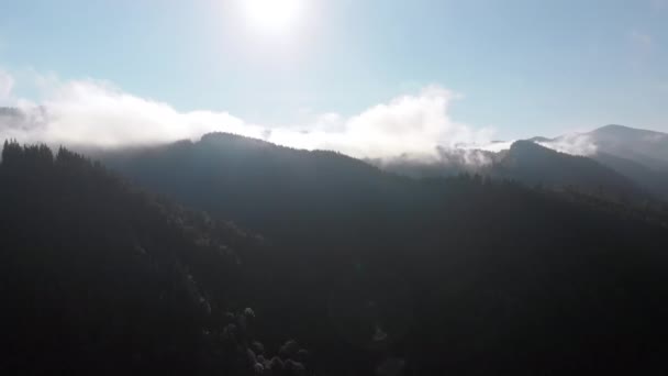 Luftaufnahme der Morgendämmerung über den Bergen. Nebel und Wolken schwebten über Berggipfeln — Stockvideo