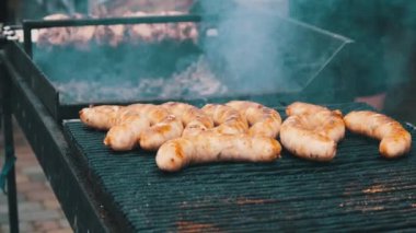Street Food Market 'teki Grill' de sosisler hazır. Sokak Mutfağı