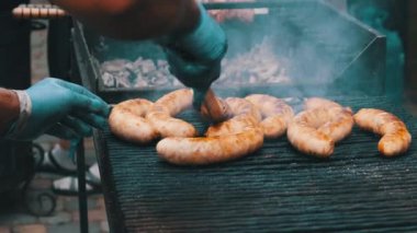 Street Food Market 'teki Grill' de sosisler hazır. Sokak Mutfağı
