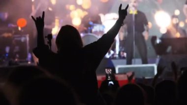 Rock Konseri 'nde Kalabalıkta Kadın Silueti İşaret Boynuzlarını Gösteriyor