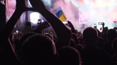 Smartphone ile Kalabalık Konserde Sosyal Ağ 'da Canlı Yayın Yapıyor