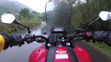 Motosikletli Bisikletli Yağmur Altındaki Dağ Yolu 'nda