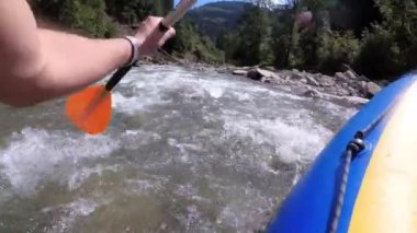 Pürüzlü Dağ Nehrindeki İlk Kişi 'de rafting. Bakış açısı. Beyaz Su Raftingleri