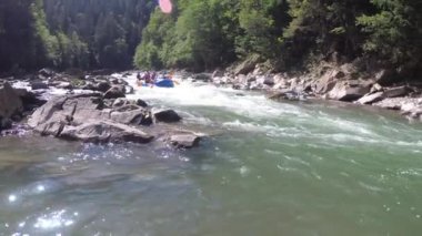 Rough Mountain Nehri 'nde rafting. Rubber Boat 'taki Macera Ekibi Akıntıya Kapıldı