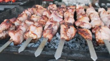 Skewers 'daki Şiş Kebap, Street Food Market' teki Grill 'de pişiyor. Sokak Mutfağı