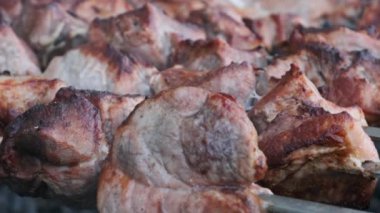 Skewers 'daki Şiş Kebap, Street Food Market' teki Grill 'de pişiyor. Sokak Mutfağı