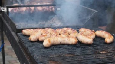 Street Food Market 'teki Grill' de sosisler hazır. Sokak Mutfağı